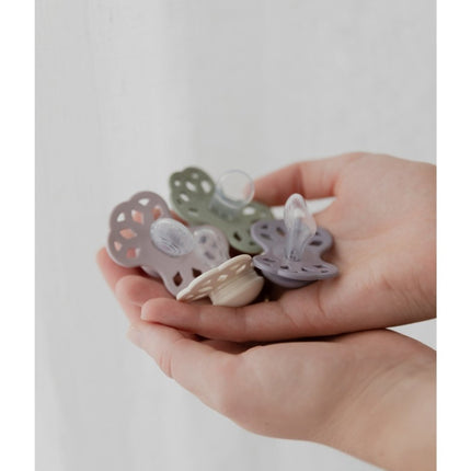 BIBS Speen Maat 1 Silicone Symmetrical Blossom/Dusky Lilac 2st koop je bij Babywinkel
