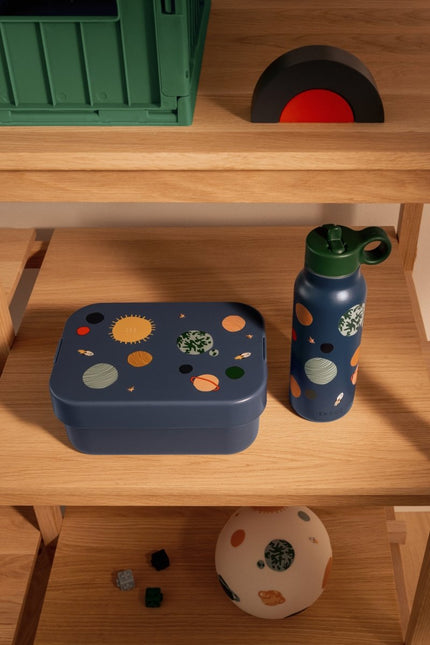 Liewood Waterfles Falk 350Ml Universe/Classic Navy koop je bij Babywinkel