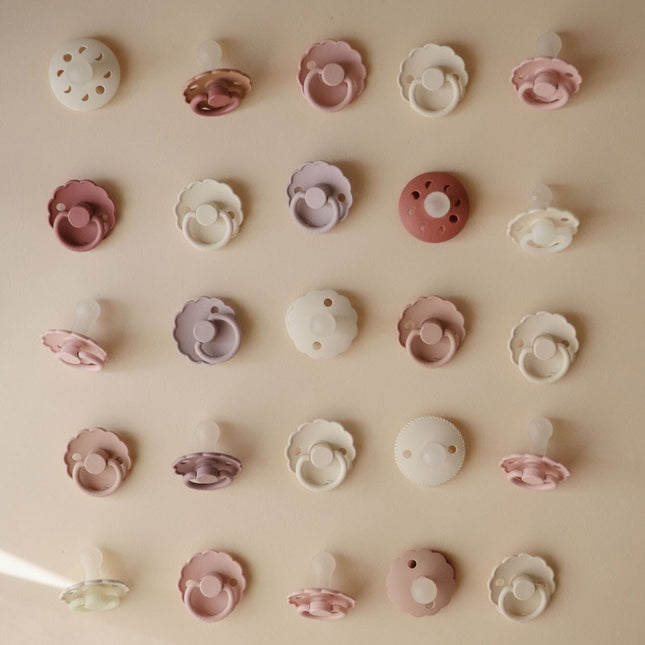 Frigg Speen Maat 1 Daisy Soft Lilac/Fuchsia Silicone 2 - Pack koop je bij Babywinkel