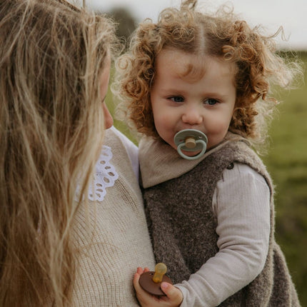 Frigg Speen Maat 1 Little Viking Sage/Olive Latex koop je bij Babywinkel