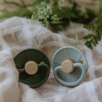 Frigg Speen Maat 1 Little Viking Sage/Olive Latex koop je bij Babywinkel