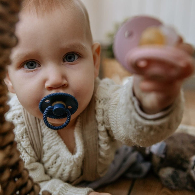 Frigg Speen Maat 1 Rope Silver Gray/Dark Navy Latex 2 - Pack koop je bij Babywinkel