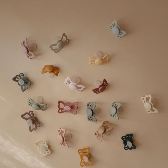 Frigg Speen Maat 2 Butterfly Blush/Cedar Silicone 2 - Pack koop je bij Babywinkel