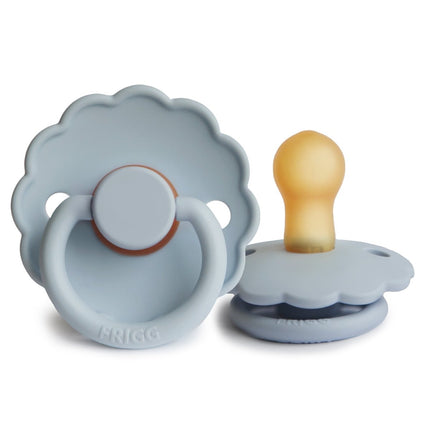 Frigg Speen Maat 2 Daisy Powder Blue Latex koop je bij Babywinkel