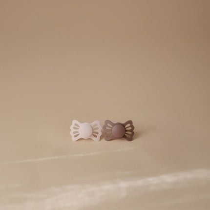 Frigg Speen Maat 2 Lucky White Lilac/Twilight Mauve Silicone 2 - Pack koop je bij Babywinkel