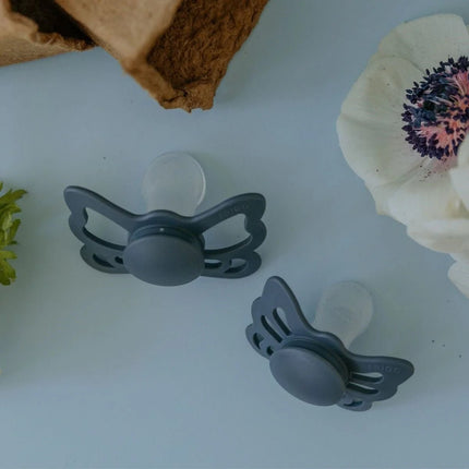 Frigg Speen Maat 2 Vlinder Grijs Silicone koop je bij Babywinkel