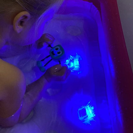 Glopals Badspeelgoed Sensorisch Light - Up Poppetje en Cubes Blair koop je bij Babywinkel