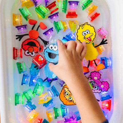 Glopals Badspeelgoed Sensorisch Light - Up Poppetje en Cubes Cookie koop je bij Babywinkel