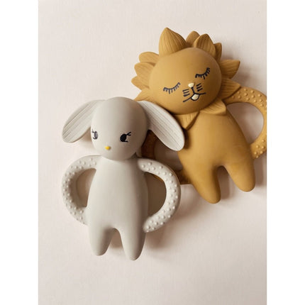 Konges Slojd Bijtring Lion Mustard 13x10cm koop je bij Babywinkel