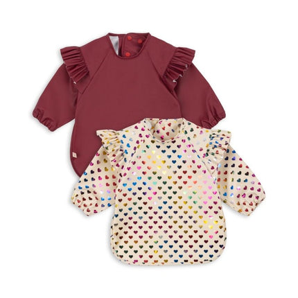 Konges Slojd Slabbetje Met Mouwen Coeur Glitter/ Sangria 2St koop je bij Babywinkel