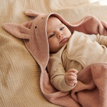 Liewood Badcape Baby Albert Rabbit Rose koop je bij Babywinkel