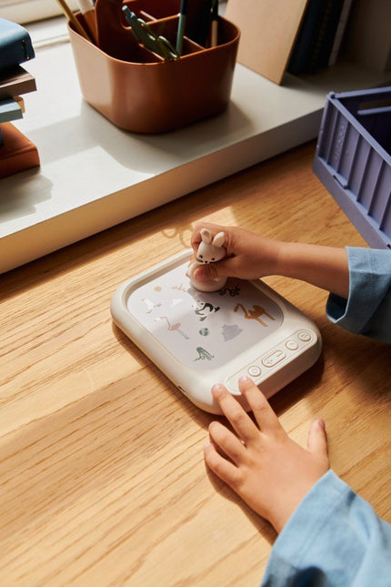 Liewood Spelletje Archie Geluidsbord Met Kaarten Sandy koop je bij Babywinkel