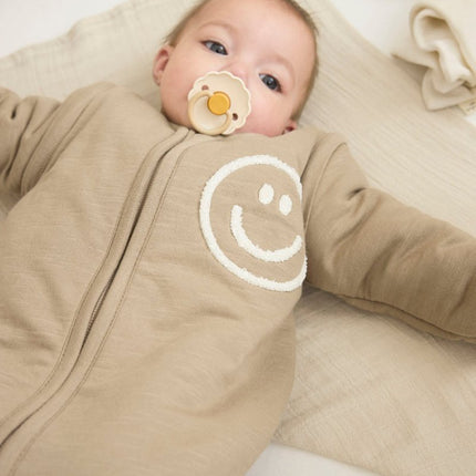 Meyco Baby Slub Met Smile Applicatie Baby Slaapzak Met Afritsbare Mouwen Taupe/Offwhite koop je bij Babywinkel