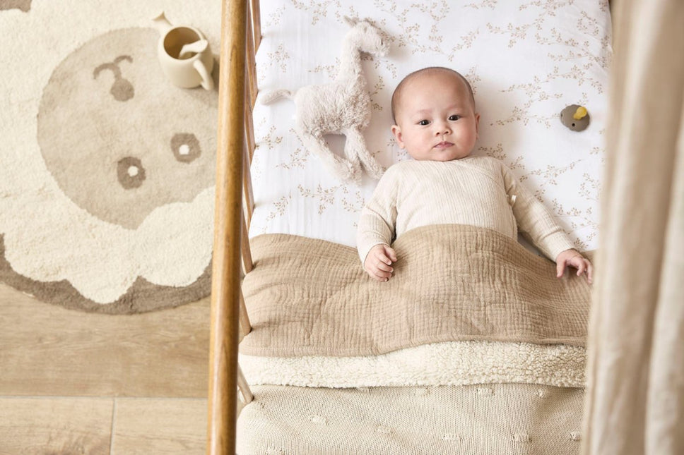 Meyco Ledikantdeken Knots Teddy Soft Sand 100X150cm koop je bij Babywinkel