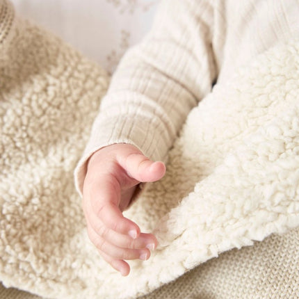 Meyco Ledikantdeken Knots Teddy Soft Sand 100X150cm koop je bij Babywinkel