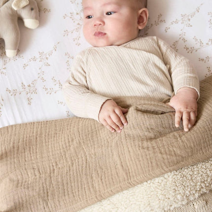 Meyco Ledikantdeken Knots Teddy Soft Sand 100X150cm koop je bij Babywinkel
