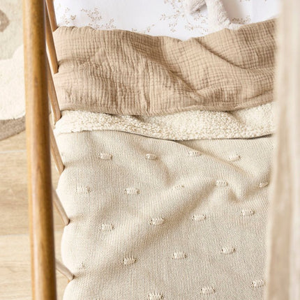 Meyco Ledikantdeken Knots Teddy Soft Sand 100X150cm koop je bij Babywinkel