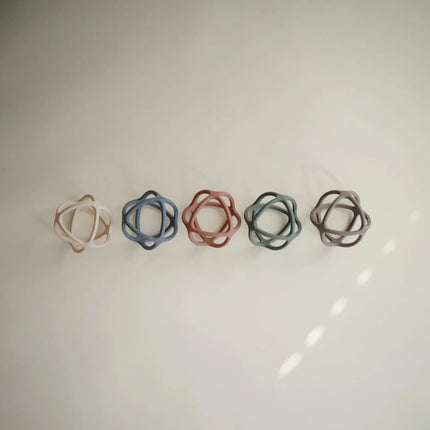 Mushie Bijtring Bal Shifting Sand koop je bij Babywinkel