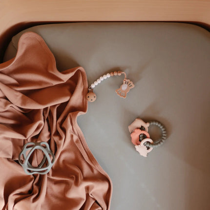 Mushie Bijtring Bal Tradewinds koop je bij Babywinkel