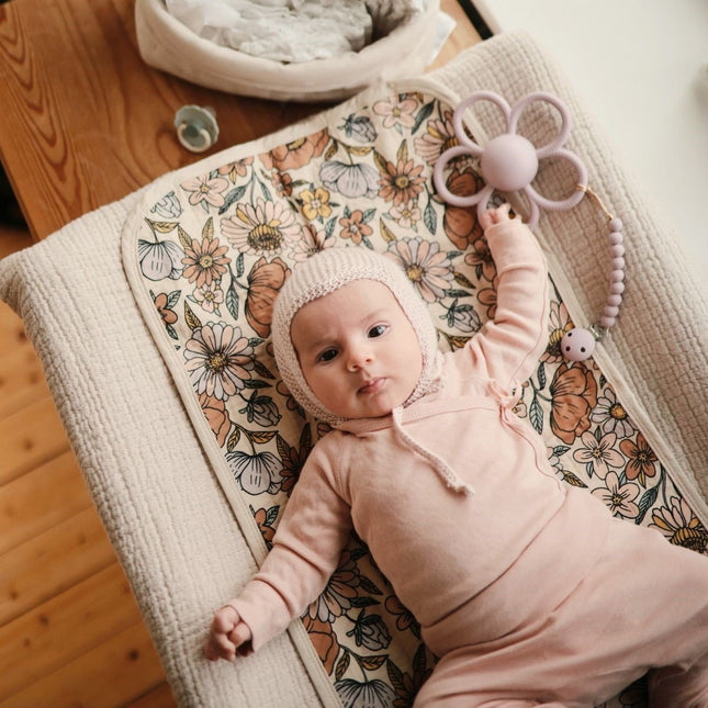 Mushie Rammelaar Daisy Soft Lilac koop je bij Babywinkel