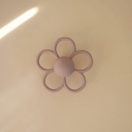 Mushie Rammelaar Daisy Soft Lilac koop je bij Babywinkel