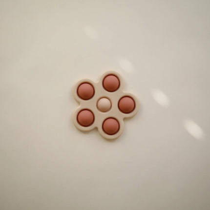 Mushie Educatief Speelgoed Druk Bloem Rose/Blush/Shifting Sand koop je bij Babywinkel