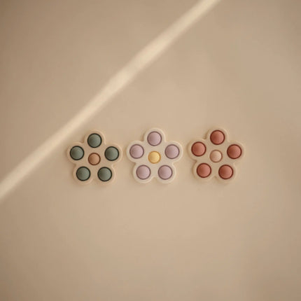 Mushie Educatief Speelgoed Druk Bloem Rose/Blush/Shifting Sand koop je bij Babywinkel
