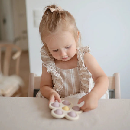 Mushie Educatief Speelgoed Druk Bloem Soft Lilac/Daffodil/Ivory koop je bij Babywinkel