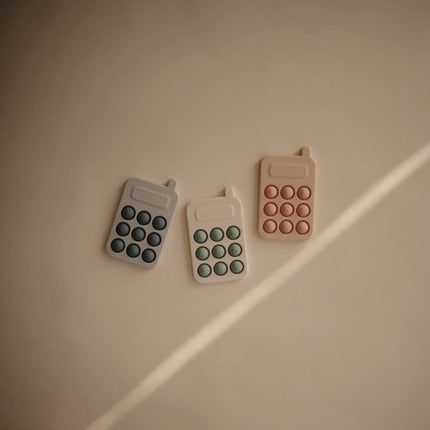 Mushie Educatief Speelgoed Druk Telefoon Cambridge Blue koop je bij Babywinkel