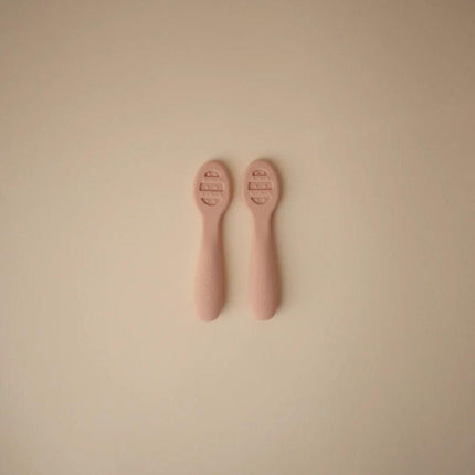 Mushie Oefenlepel Blush/Shifting Sand koop je bij Babywinkel