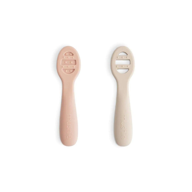 Mushie Oefenlepel Blush/Shifting Sand koop je bij Babywinkel
