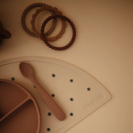 Mushie Placemat Black Daisy koop je bij Babywinkel