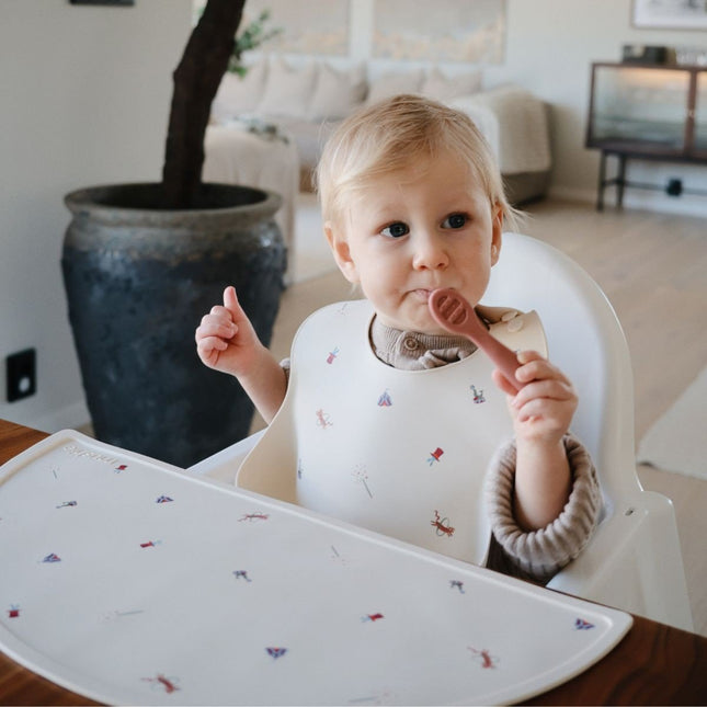 Mushie Silicone Bib Circus koop je bij Babywinkel