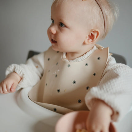 Mushie Slabbetje Black Daisy koop je bij Babywinkel