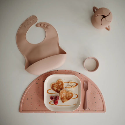 Mushie Slabbetje Silicone Blush koop je bij Babywinkel