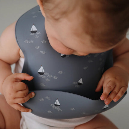 Mushie Slabbetje Silicone Cambridge Boats koop je bij Babywinkel