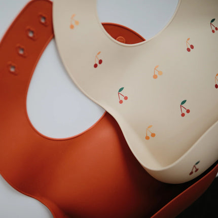 Mushie Slabbetje Silicone Cherries koop je bij Babywinkel