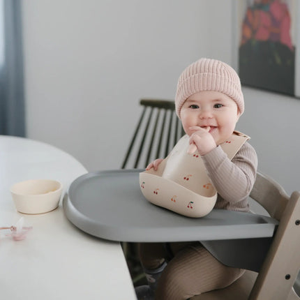 Mushie Slabbetje Silicone Cherries koop je bij Babywinkel