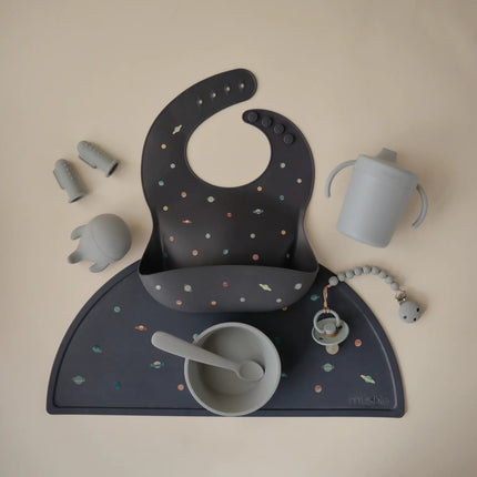 Mushie Slabbetje Silicone Planet koop je bij Babywinkel