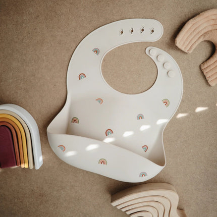 Mushie Slabbetje Silicone Rainbow koop je bij Babywinkel