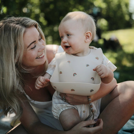 Mushie Slabbetje Silicone Rainbow koop je bij Babywinkel