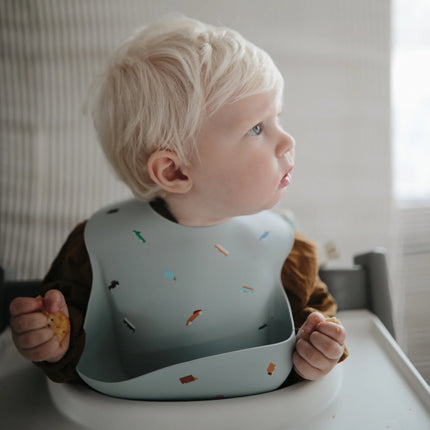 Mushie Slabbetje Silicone Retro Cars koop je bij Babywinkel
