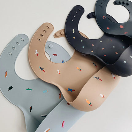 Mushie Slabbetje Silicone Retro Cars koop je bij Babywinkel