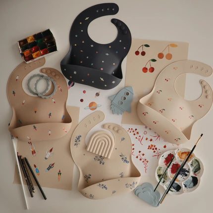 Mushie Slabbetje Silicone Rocket koop je bij Babywinkel