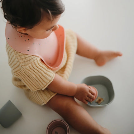 Mushie Slabbetje Silicone Roze Confetti koop je bij Babywinkel