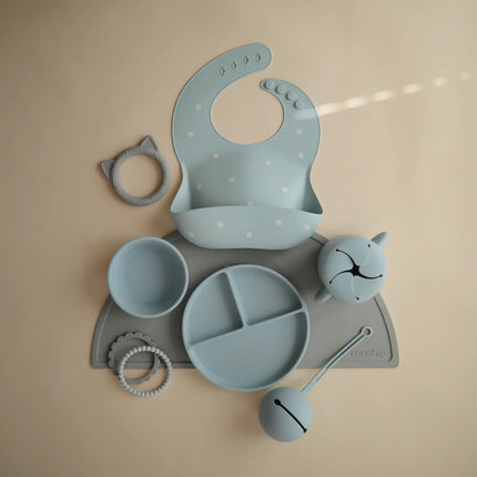 Mushie Slabbetje Silicone White Daisy koop je bij Babywinkel