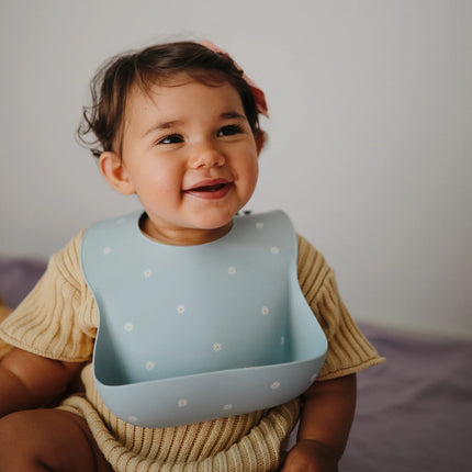 Mushie Slabbetje Silicone White Daisy koop je bij Babywinkel