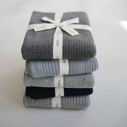 Mushie Wiegdeken Textured Dots Dark Navy koop je bij Babywinkel