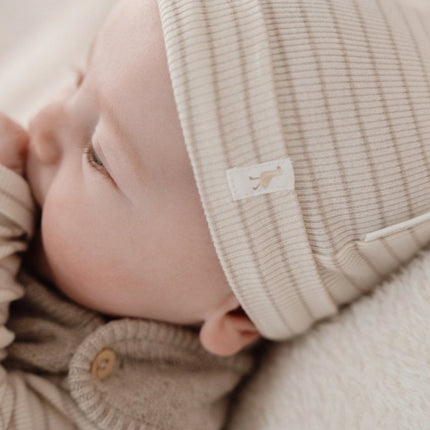 Little Dutch Babymutsje Soft Beige Stripe koop je bij Babywinkel