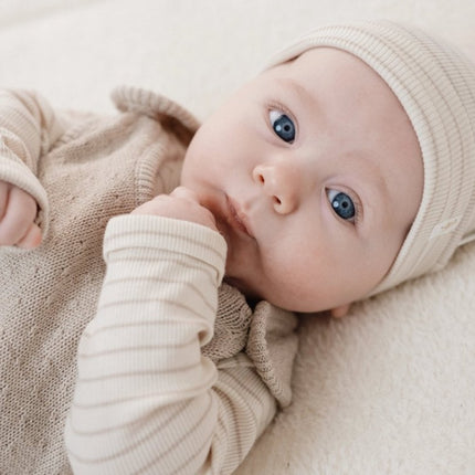 Little Dutch Babymutsje Soft Beige Stripe koop je bij Babywinkel